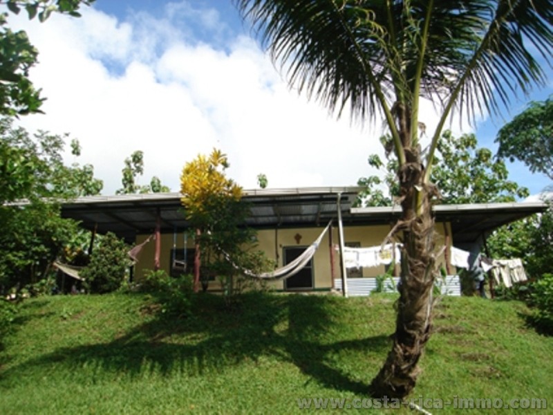 Parrita - 2,5 hect�reas finca con piscina y casa
