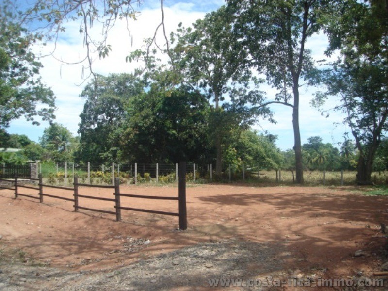 Parrita-486 m2 de parcela, a s�lo 500 metros de la playa