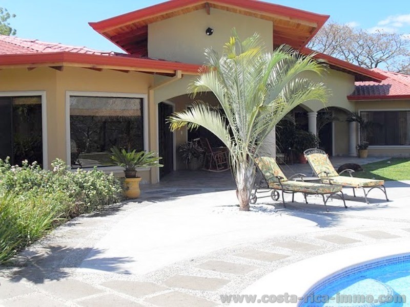 NEW PRICE Villa with 575 m2, Rancho, guest house, pool, tropical Garden and much more in Atenas