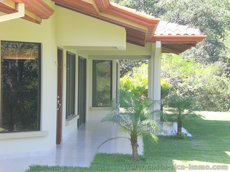 House with 210 m2, 3 bedrooms., 2 bathrooms, terrace and tropical garden in the Central Valley