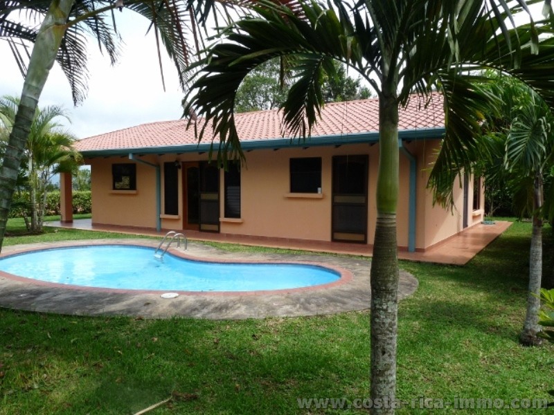 Atenas - PREISREDUKTION Sch�nes Haus mit 3 Schlafzimmer, 2 B�der, Pool, und tropischem Garten