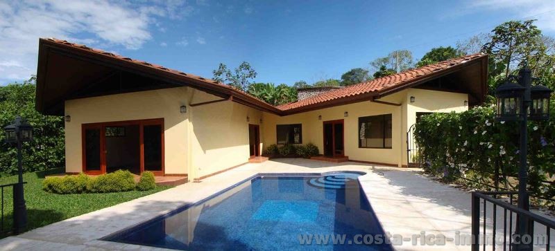 House with 240 m2, 3 bedrooms., 3 1/2 bathrooms, terrace and tropical garden in the Central Valley