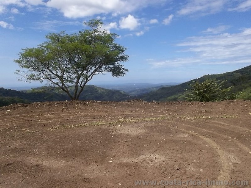 Baugrundst�ck, umgeben von Natur mit sch�nem Blick auf die Berge und das Meer in einer ruhigen und exklusiven Wohnanlage bei Atenas