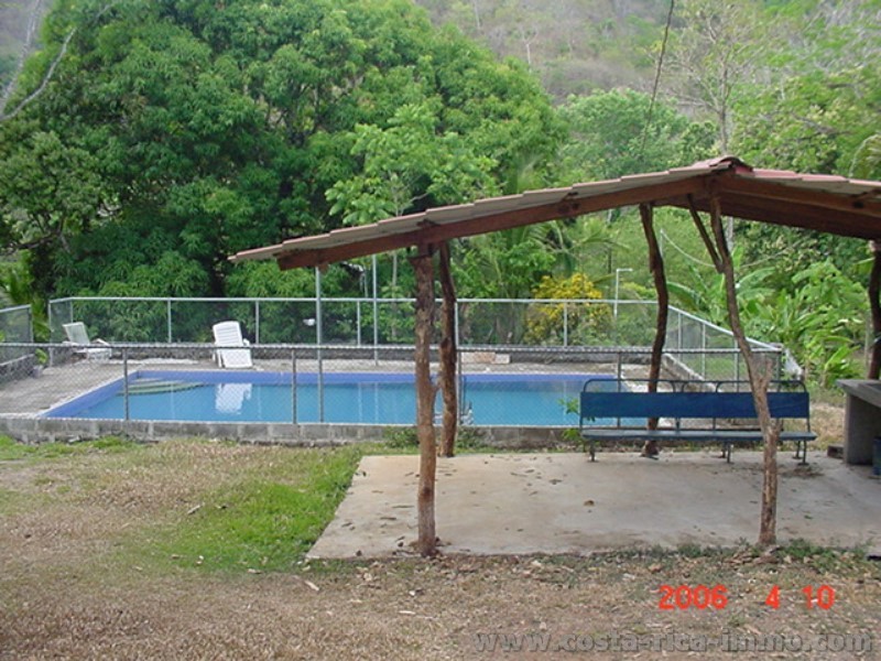 Las Juntas de aproximadamente 1.500 m2 de parcela, con una sencilla casa de madera, una gran piscina