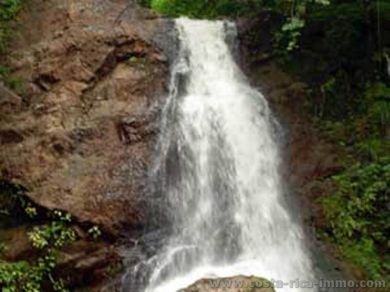 Los Angeles granja con dos hect�reas de terreno y una cascada en las monta�as cerca de Nandayure en Nicoya - Pen�nsula
