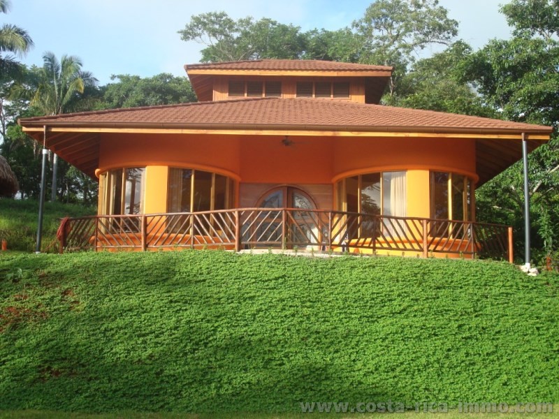 VENDIDO NUEVO PRECIO Villa con sep. casa de invitados y Rancho en la Playa Bejucco con una hermosa vista el Oc�ano Pac�fico.
