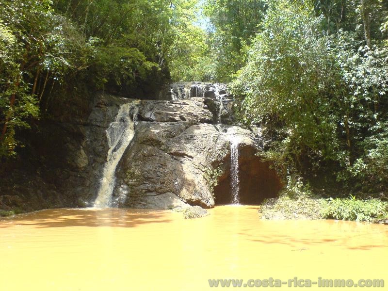 Finca con 20 hect�reas, el agua corriente de las ca�das, un mont�n de bosques y pastizales en Bijagua Turrubares