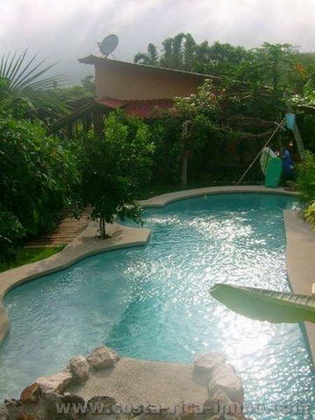 Hojancha Casa de campo, casa de hu�spedes, granero ronda con 10 boxes para caballos, piscina con cascada, 125.000 m2 de terreno con vistas al mar en H