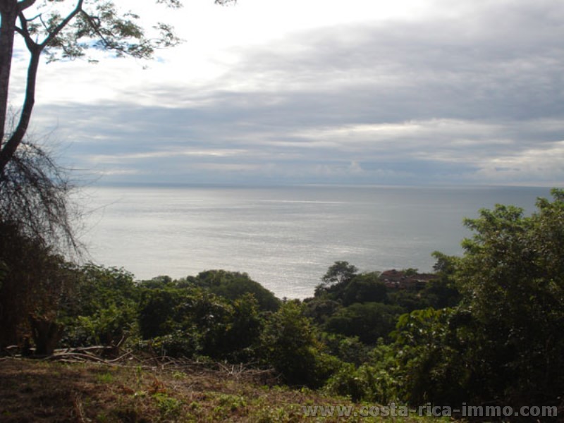 Hermoso terreno con magn�ficas vistas al mar por encima del pueblo de Montezuma.