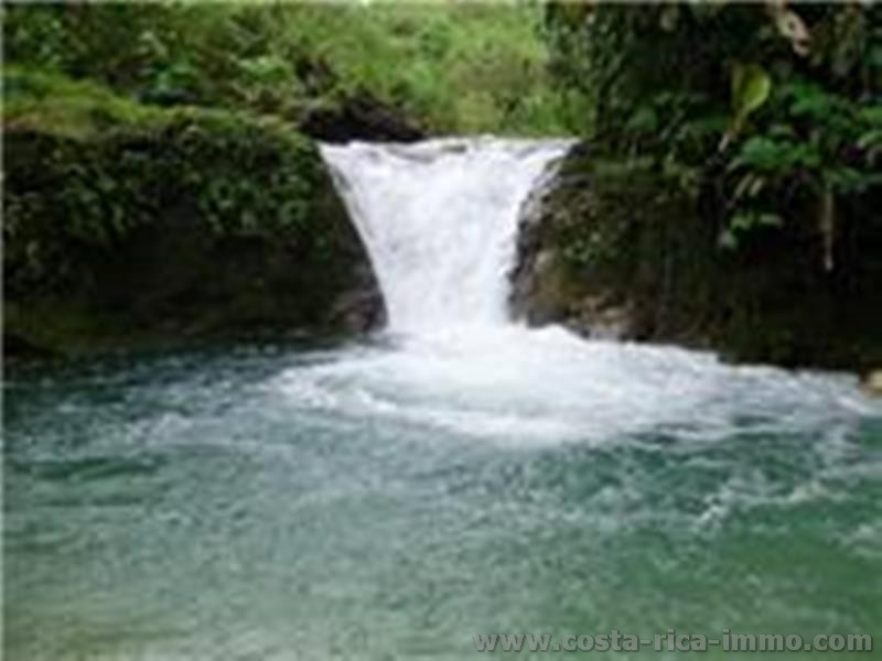 San Miguel, 64,3 ha grosse Farm mir sch�nem Wasserfall und Fluss - Pazifik s�d