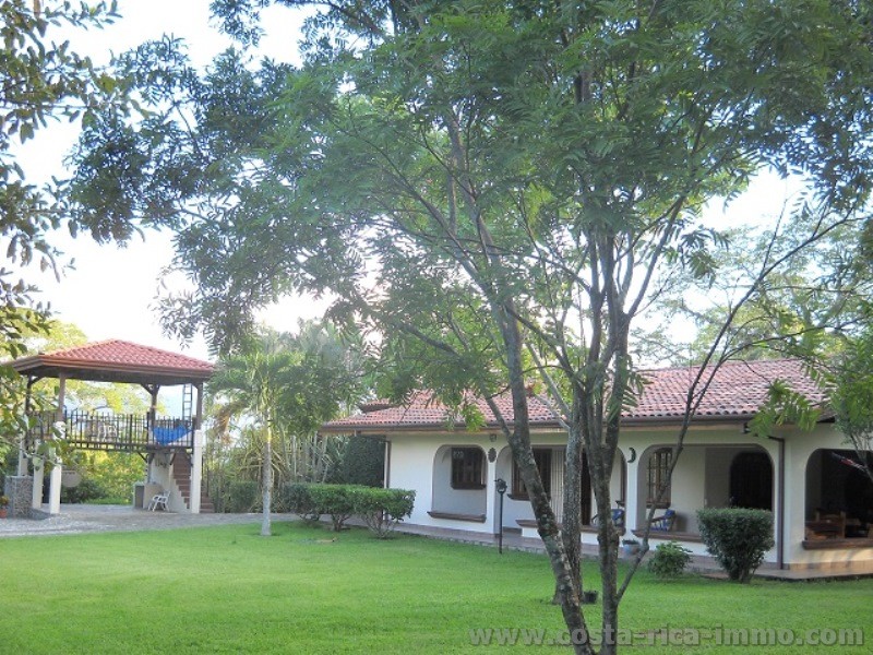 For sale, nice house with separate apartment and a large Rancho in Atenas