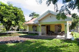 Se vende casa en el campo con garaje, cuadra, pasto y hermoso jardÃ­n cerca de Chilamate-Sarapiqui