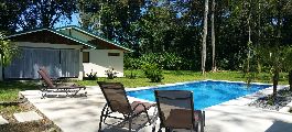 En venta, hermosa casa con piscina y rancho, 3,000 m2 de terreno cerca de Cahuita