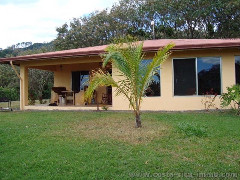 En venta hermosa casa, casa de huÃ©spedes y un apartamento independiente y  amplio jardin tropical en Atenas - Valle Central, Costa Rica - Propiedad: - Costa  Rica Bienes Raíces