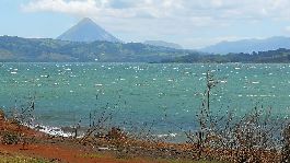 Top-Angebot, See-Front-Grundstück mit direktem Zugang und Blick auf den Vulkan Arenal