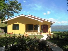 ROCKY CREEK MOUNTAIN : Custom designed Villa in upscale neighborhood overlooking Lake and Volcano Arenal