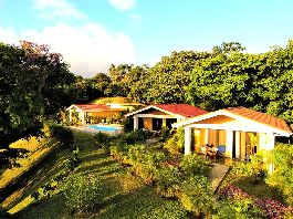 Hotel con 6 casas en venta en Arenal