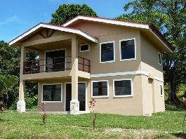 Estilo italiano: Casa moderna de 2 pisos con vista al lago, Arenal