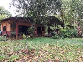 Casa de la selva con plantación de vainilla y cacao. Sistema de estanques de peces en Sarapiqui