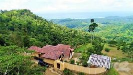 Lodge de montaÃ±a de concepto abierto, listo para sus toques finales. IncreÃ­bles vistas al mar y montaÃ±a!