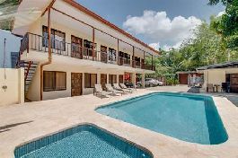 CabaÃ±as de lujo y habitaciones de motel, a poca distancia de la playa de Uvita