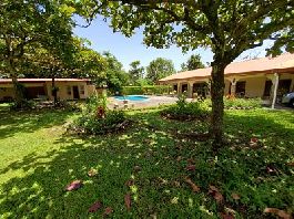 Casa con apartamento independiente, piscina y jardín de 2.575 m2 en venta cerca de la Garita