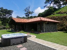 Vida autosuficiente en el mejor clima, casa con hermosa vista, jacuzzi, sauna y muchos Ã¡rboles frutales cerca de Atenas