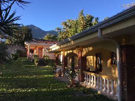 Se vende propiedad de 3,340 m2 con dos casas en San Antonio de Escazu