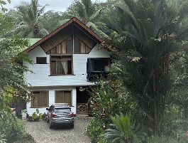 Propiedad superior, casa con rancho, 2 bungalows, piscina y jardín tropical cerca de Bordón Cahuita