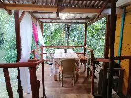 Vivie autosuficiente, Casa rústica de madera con tropical 1,972 m2 cerca de Cahuita