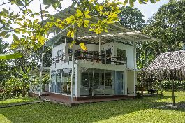 Se vende casa de vidrio cerca del Parque Nacional Cahuita