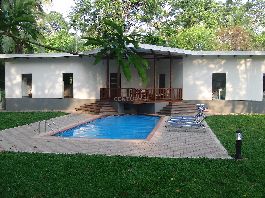 Casa con piscina solo a pasos de la playa Cahuita