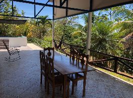 House with 2 large 165 m2 apartments, pool, 4.500 m2 garden at Parrita for sale